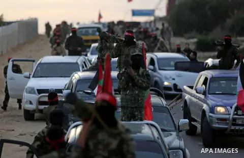Palestinian militants of the Popular Front for the Liberation of Palestine (PFLP) take part in a military exercise, on beach in Khan Younis in the southern Gaza Strip, December 22, 2017. Photo by Ashraf Amra