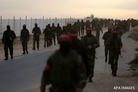 Palestinian militants of the Popular Front for the Liberation of Palestine (PFLP) take part in a military exercise, on beach in Khan Younis in the southern Gaza Strip, December 22, 2017. Photo by Ashraf Amra