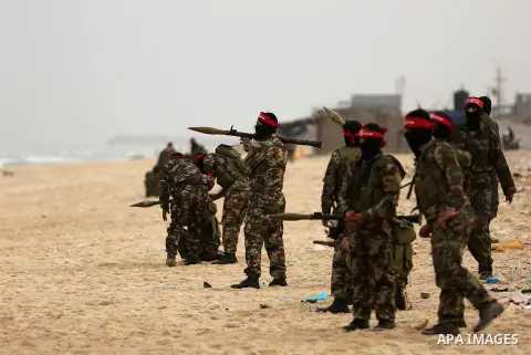 Palestinian militants of the Popular Front for the Liberation of Palestine (PFLP) take part in a military exercise, on beach in Khan Younis in the southern Gaza Strip, December 22, 2017. Photo by Ashraf Amra