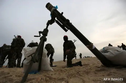 Palestinian militants of the Popular Front for the Liberation of Palestine (PFLP) take part in a military exercise, on beach in Khan Younis in the southern Gaza Strip, December 22, 2017. Photo by Ashraf Amra