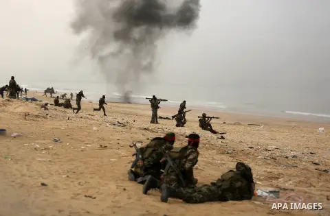 Palestinian militants of the Popular Front for the Liberation of Palestine (PFLP) take part in a military exercise, on beach in Khan Younis in the southern Gaza Strip, December 22, 2017. Photo by Ashraf Amra