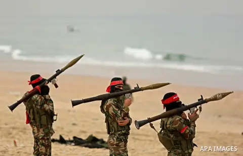 Palestinian militants of the Popular Front for the Liberation of Palestine (PFLP) take part in a military exercise, on beach in Khan Younis in the southern Gaza Strip, December 22, 2017. Photo by Ashraf Amra