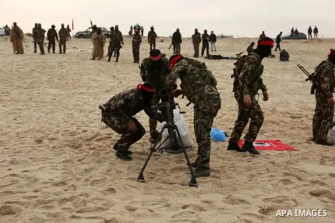 Palestinian militants of the Popular Front for the Liberation of Palestine (PFLP) take part in a military exercise, on beach in Khan Younis in the southern Gaza Strip, December 22, 2017. Photo by Ashraf Amra