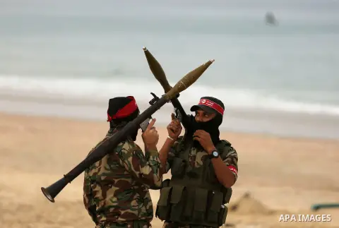 Palestinian militants of the Popular Front for the Liberation of Palestine (PFLP) take part in a military exercise, on beach in Khan Younis in the southern Gaza Strip, December 22, 2017. Photo by Ashraf Amra