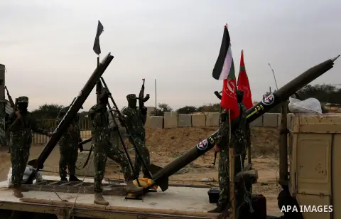 Palestinian militants of the Popular Front for the Liberation of Palestine (PFLP) take part in a military exercise, on beach in Khan Younis in the southern Gaza Strip, December 22, 2017. Photo by Ashraf Amra