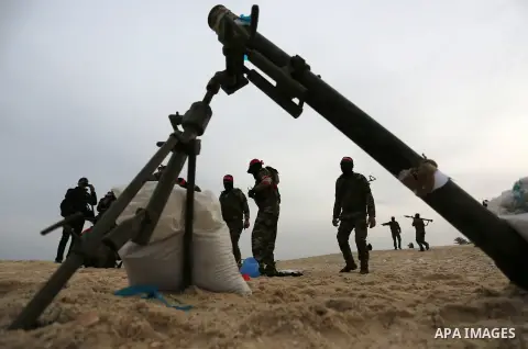 Palestinian militants of the Popular Front for the Liberation of Palestine (PFLP) take part in a military exercise, on beach in Khan Younis in the southern Gaza Strip, December 22, 2017. Photo by Ashraf Amra