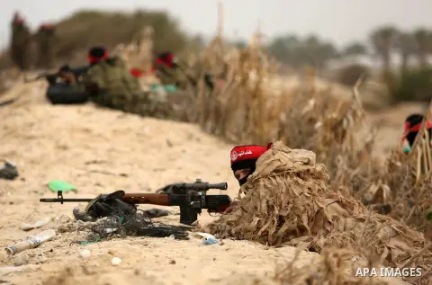 Palestinian militants of the Popular Front for the Liberation of Palestine (PFLP) take part in a military exercise, on beach in Khan Younis in the southern Gaza Strip, December 22, 2017. Photo by Ashraf Amra