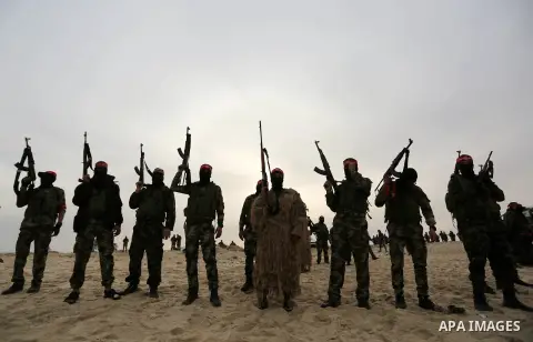 Palestinian militants of the Popular Front for the Liberation of Palestine (PFLP) take part in a military exercise, on beach in Khan Younis in the southern Gaza Strip, December 22, 2017. Photo by Ashraf Amra