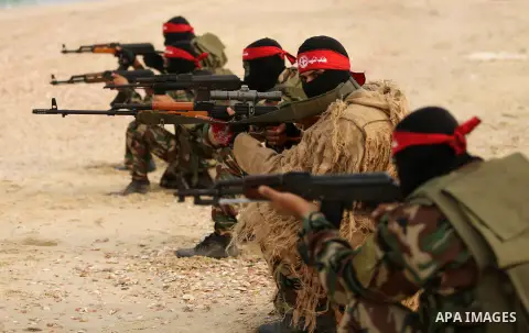 Palestinian militants of the Popular Front for the Liberation of Palestine (PFLP) take part in a military exercise, on beach in Khan Younis in the southern Gaza Strip, December 22, 2017. Photo by Ashraf Amra
