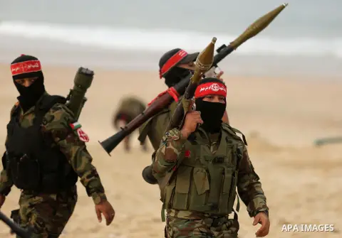 Palestinian militants of the Popular Front for the Liberation of Palestine (PFLP) take part in a military exercise, on beach in Khan Younis in the southern Gaza Strip, December 22, 2017. Photo by Ashraf Amra