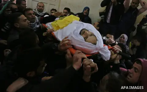Palestinian mourners carry the body of Mohamed Moheisen, 29, who was killed during clashes with Israeli troops, during his funeral in Gaza city on December 23, 2017. Two Palestinians were killed as youths clashed with Is...