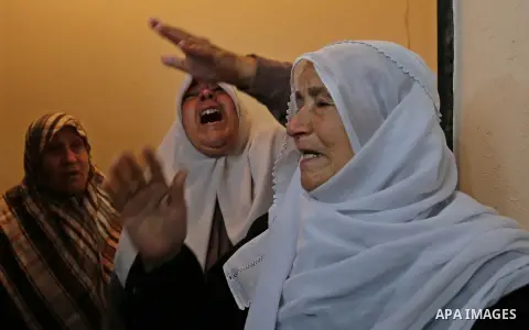 Palestinian relatives of Mohamed Moheisen, 29, who was killed during clashes with Israeli troops, mourn during his funeral in Gaza city on December 23, 2017. Two Palestinians were killed as youths clashed with Israeli so...