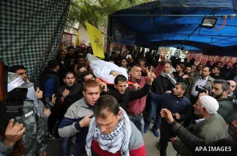 Palestinian mourners carry the body of Mohamed Moheisen, 29, who was killed during clashes with Israeli troops, during his funeral in Gaza city on December 23, 2017. Two Palestinians were killed as youths clashed with Is...