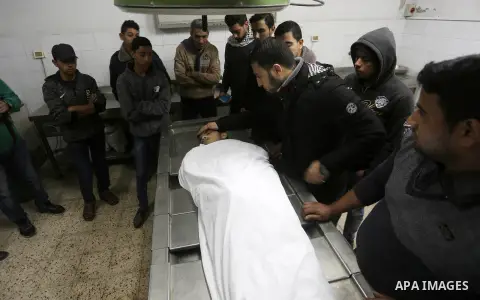 Relatives mourn over the body of Palestinian Mohammed Al- Dahdouh who was shot dead during clashes with Israeli troops, at a hospital morgue in Gaza city December 24, 2017. Al- Dahdouh who was shot during clashes with th...