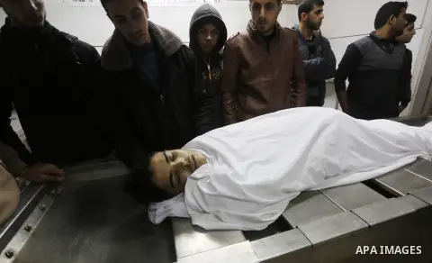 Relatives mourn over the body of Palestinian Mohammed Al- Dahdouh who was shot dead during clashes with Israeli troops, at a hospital morgue in Gaza city December 24, 2017. Al- Dahdouh who was shot during clashes with th...