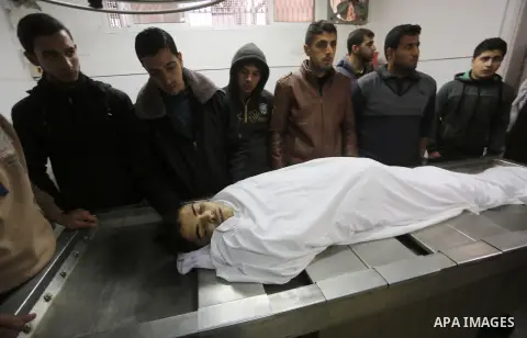 Relatives mourn over the body of Palestinian Mohammed Al- Dahdouh who was shot dead during clashes with Israeli troops, at a hospital morgue in Gaza city December 24, 2017. Al- Dahdouh who was shot during clashes with th...