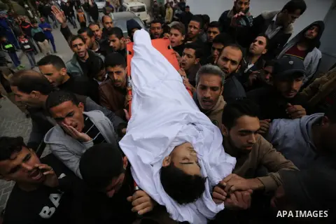 Mourners carry the body of Palestinian Mohammed Al- Dahdouh who was shot dead during clashes with Israeli troops, during his funeral in Gaza city December 24, 2017. Al- Dahdouh who was shot during clashes with the Israel...