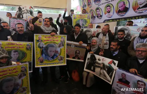 Palestinians take part in a protest to show solidarity with Palestinian prisoners held in Israeli jails, in front of Red cross office in Gaza city, on December 25, 2017. Photo by Mohammed Asad