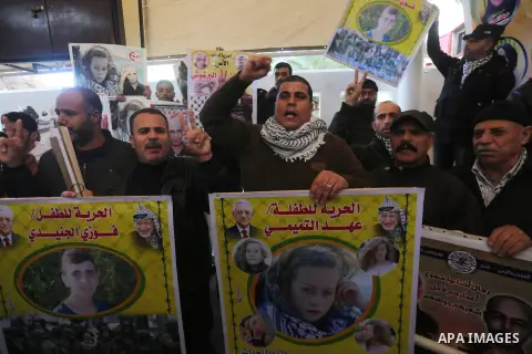 Palestinians take part in a protest to show solidarity with Palestinian prisoners held in Israeli jails, in front of Red cross office in Gaza city, on December 25, 2017. Photo by Mohammed Asad