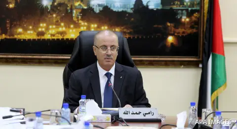 Palestinian Prime Minister, Rami Hamdallah, chairs a meeting of of council of Ministers in the West Bank city of Ramallah on December 27, 2017. Photo by Prime Minister Office