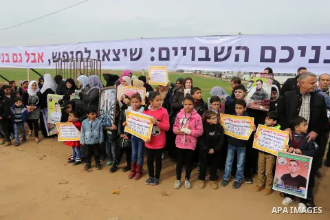 Palestinians take part during a rally in solidarity with Palestinian prisoners held in Israeli jails, in the northern Gaza Strip December 29, 2017. Photo by Ashraf Amra