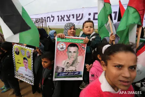 Palestinians take part during a rally in solidarity with Palestinian prisoners held in Israeli jails, in the northern Gaza Strip December 29, 2017. Photo by Ashraf Amra