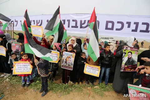 Palestinians take part during a rally in solidarity with Palestinian prisoners held in Israeli jails, in the northern Gaza Strip December 29, 2017. Photo by Ashraf Amra