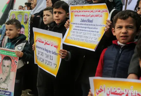 Palestinians take part during a rally in solidarity with Palestinian prisoners held in Israeli jails, in the northern Gaza Strip December 29, 2017. Photo by Mohammed Dahman