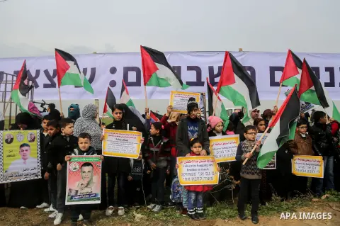 Palestinians take part during a rally in solidarity with Palestinian prisoners held in Israeli jails, in the northern Gaza Strip December 29, 2017. Photo by Mohammed Dahman