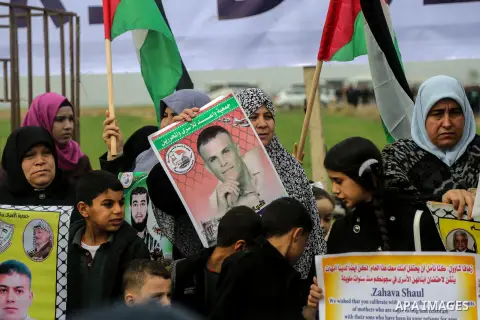 Palestinians take part during a rally in solidarity with Palestinian prisoners held in Israeli jails, in the northern Gaza Strip December 29, 2017. Photo by Mohammed Dahman