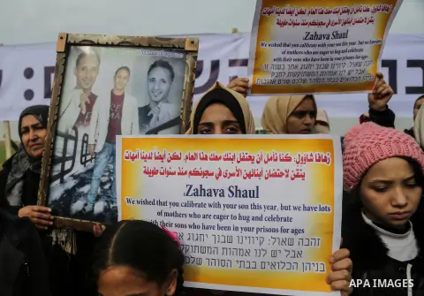 Palestinians take part during a rally in solidarity with Palestinian prisoners held in Israeli jails, in the northern Gaza Strip December 29, 2017. Photo by Mohammed Dahman