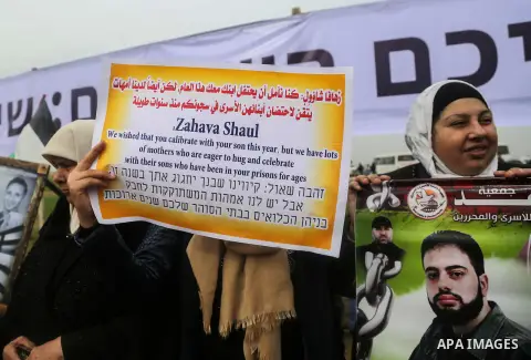 Palestinians take part during a rally in solidarity with Palestinian prisoners held in Israeli jails, in the northern Gaza Strip December 29, 2017. Photo by Mohammed Dahman