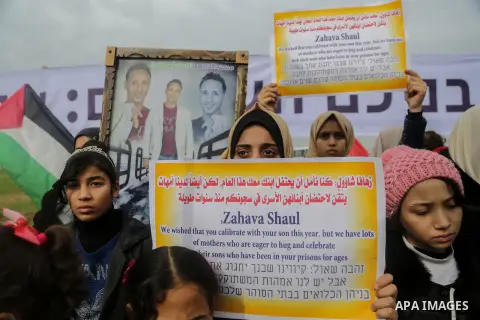 Palestinians take part during a rally in solidarity with Palestinian prisoners held in Israeli jails, in the northern Gaza Strip December 29, 2017. Photo by Mohammed Dahman