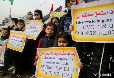 Palestinians take part during a rally in solidarity with Palestinian prisoners held in Israeli jails, in the northern Gaza Strip December 29, 2017. Photo by Mohammed Dahman