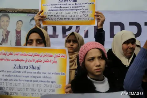 Palestinians take part during a rally in solidarity with Palestinian prisoners held in Israeli jails, in the northern Gaza Strip December 29, 2017. Photo by Mohammed Dahman