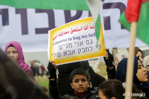 Palestinians take part during a rally in solidarity with Palestinian prisoners held in Israeli jails, in the northern Gaza Strip December 29, 2017. Photo by Mohammed Dahman