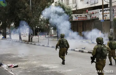 Israeli security forces run in the city centre of the occupied West Bank city of Hebron on December 29, 2017 during clashes with Palestinian demonstrators as protests continue over US President Donald Trump's declaration...