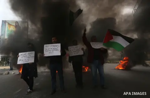 Palestinian protestors clash with Israeli security forces at Hawara checkpoint, south of the West Bank city of Nablus, during clashes following a demonstration on December 29, 2017. Photo by Ayman Ameen