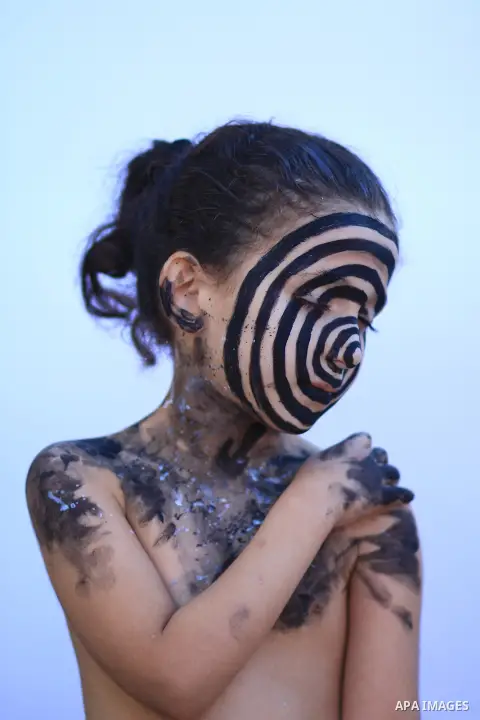 Hand, face, shoulders with black color. Photo by Sanad Ltefa