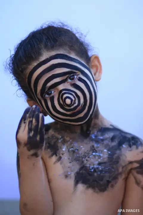 Hand, face, shoulders with black color. Photo by Sanad Ltefa