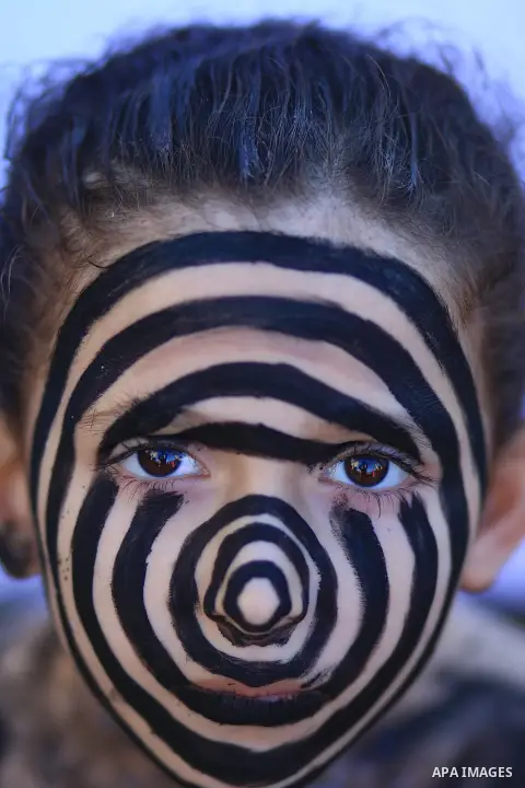 A girl with black color circles on her face. Photo by Sanad Ltefa