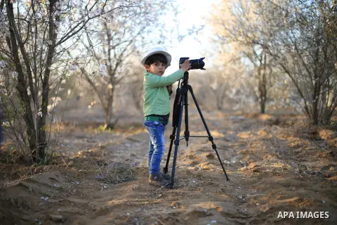 A little photographer. Photo by Sanad Ltefa