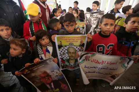 Palestinians take part in a protest to show solidarity with Palestinian prisoners held in Israeli jails, in front of Red cross office in Gaza city on January 15, 2018. Photo by Mohammed Asad