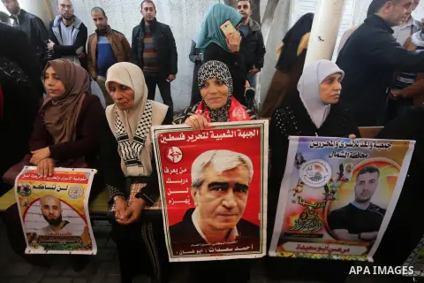 Palestinians take part in a protest to show solidarity with Palestinian prisoners held in Israeli jails, in front of Red cross office in Gaza city on January 15, 2018. Photo by Mohammed Asad
