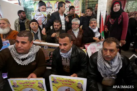 Palestinians take part in a protest to show solidarity with Palestinian prisoners held in Israeli jails, in front of Red cross office in Gaza city on January 15, 2018. Photo by Mohammed Asad