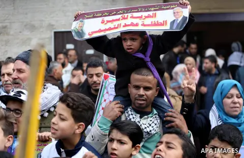 Palestinians take part in a protest to show solidarity with Palestinian prisoners held in Israeli jails, in front of Red cross office in Gaza city on January 15, 2018. Photo by Mohammed Asad