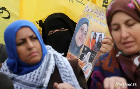 Palestinians take part in a protest to show solidarity with Palestinian prisoners held in Israeli jails, in front of Red cross office in Gaza city on January 15, 2018. Photo by Mohammed Asad
