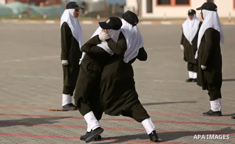 Palestinian police women show their skills during a graduation ceremony, in Gaza city on January 22, 2018. Photo by Ashraf Amra