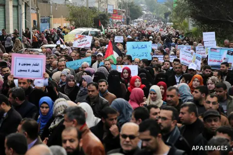 Palestinian employee of United Nations Relief and Works Agency (UNRWA) hold a sign during a protest against a U.S. decision to cut aid, in Gaza City January 29, 2018. Photo by Ashraf Amra