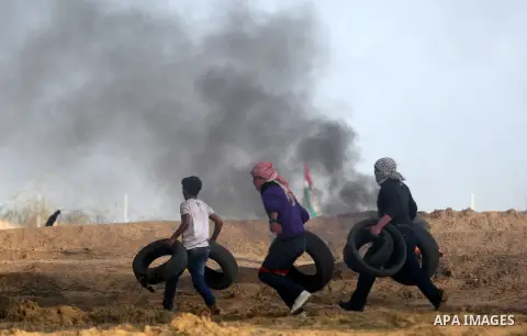 Palestinian protesters clash with Israeli security forces, against US President Donald Trump's decision to recognise Jerusalem as the capital of Israel, near the border with Israel in the southern Gaza Strip on February...